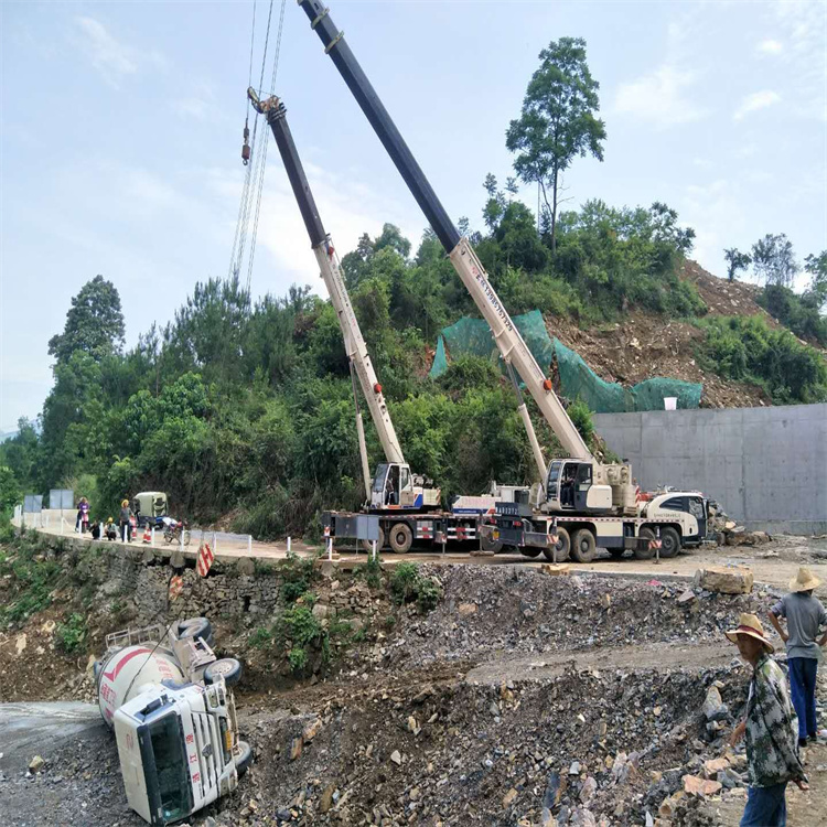 蓬安汽车掉沟里叫吊车救援要多少钱
